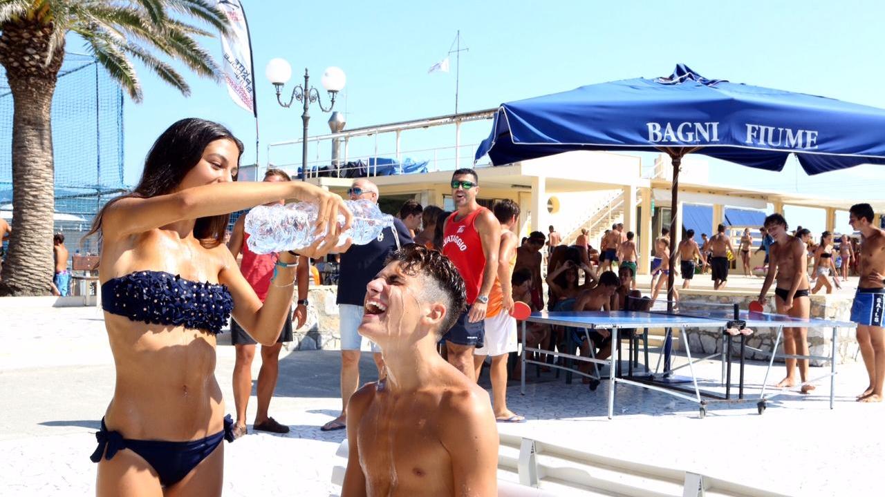 Negli stabilimenti balneari si cerca un po' di refrigerio contro il caldo record (Marzi/Pentafoto)