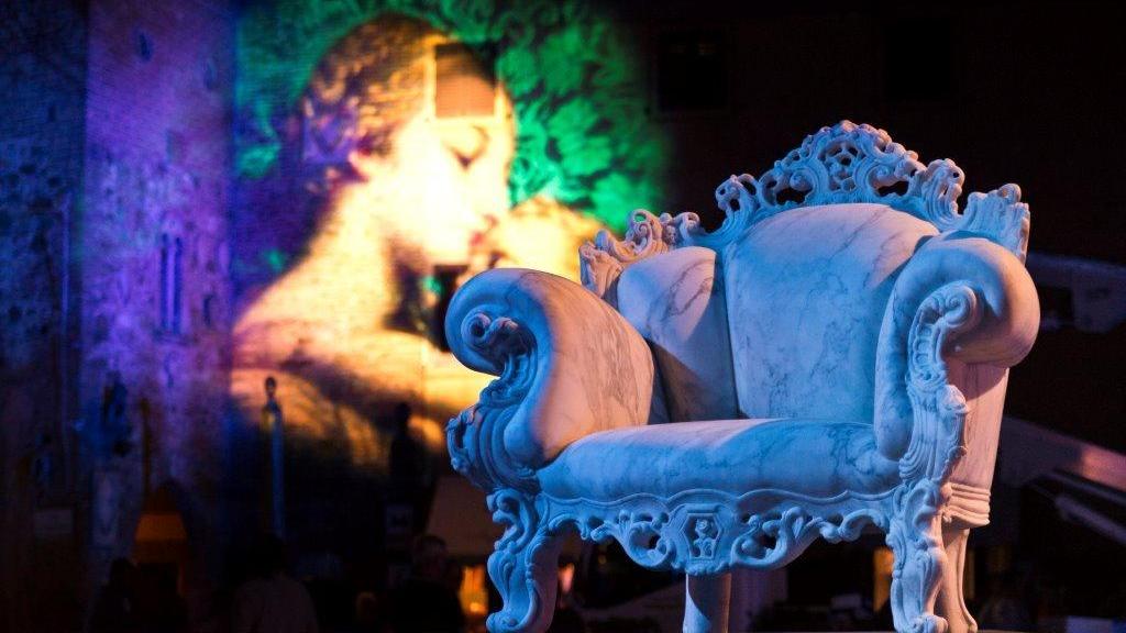 Una delle installazioni per il Teatro del Silenzio in piazza a Lajatico