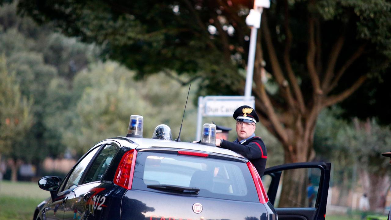 Picchia la compagna e la minaccia con un coltello