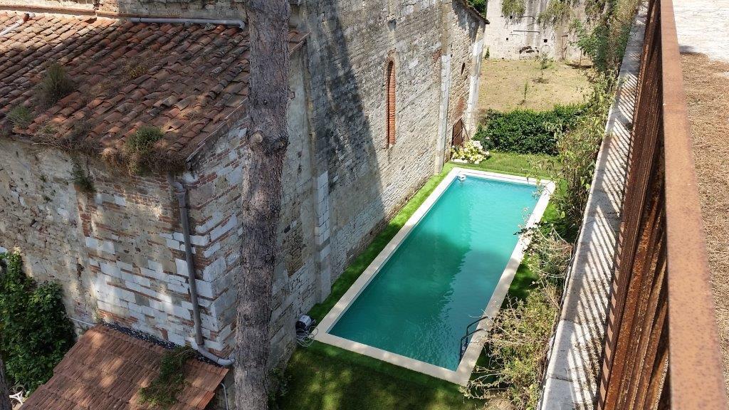 La piscina abusiva realizzata dietro la chiesa di San Zeno