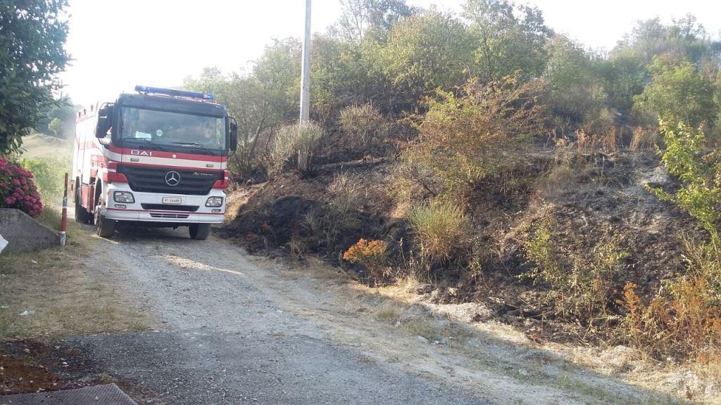 Emergenza incendi nei boschi, arriva l'elicottero 