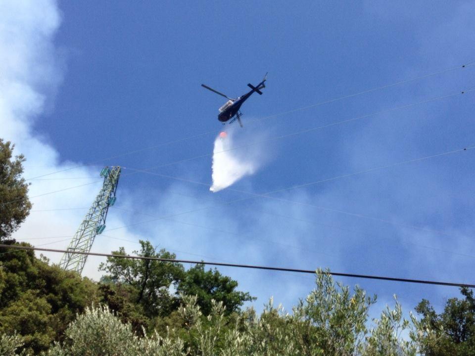 L'elicottero impegnato nello spegnimento 