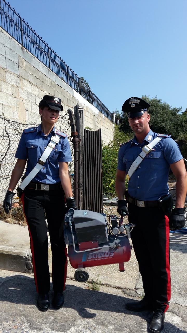 I carabinieri di Sant'Antioco con uno degli oggetti rubati