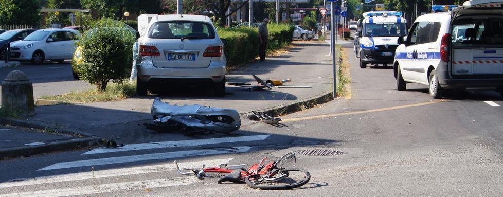 Mercedes sbanda in strada e travolge una ragazzina 