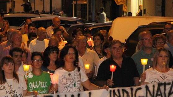 Mille fiaccole e fischietti per “abbracciare” i nonni