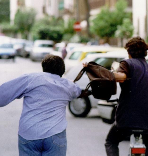 Scippa una donna e viene inseguito dai passanti