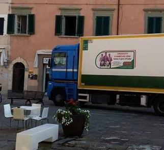 Un tir sul pavimento del centro storico, polemica su Facebook