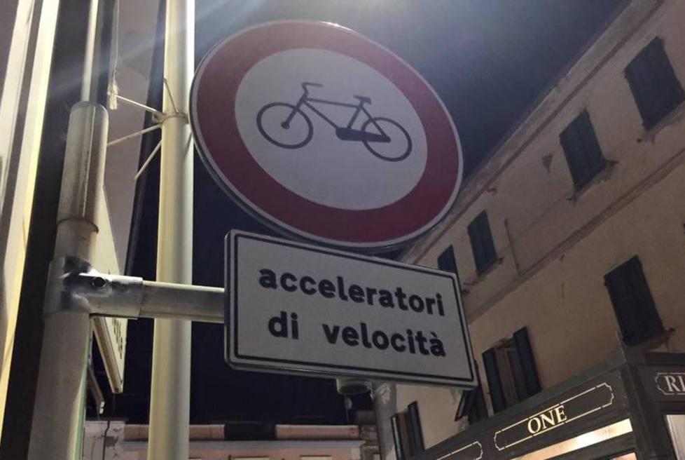 L’errore nel cartello non c’è più