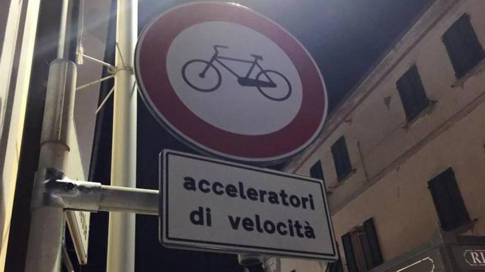 L’errore nel cartello non c’è più