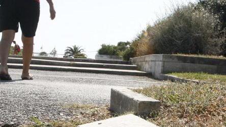 Panchine distrutte e prati gialli: signori è la Città Giardino