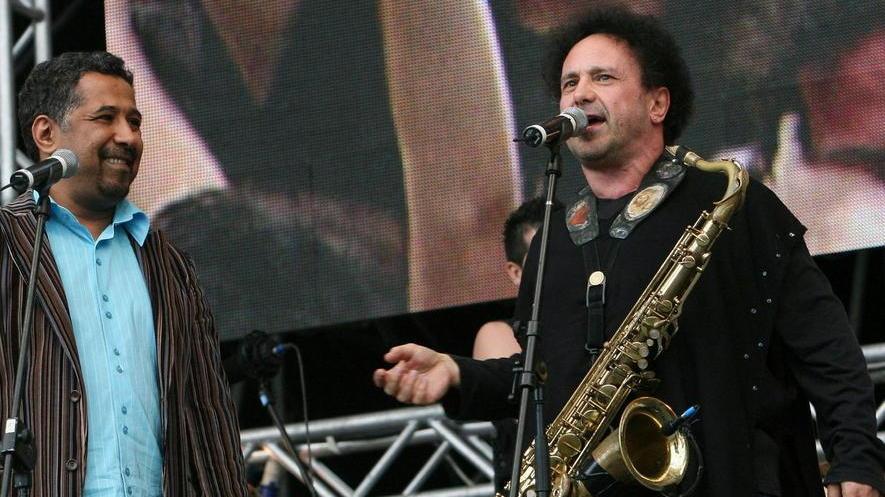 Enzo Avitabile in piazza Grande musica e parole con il pubblico