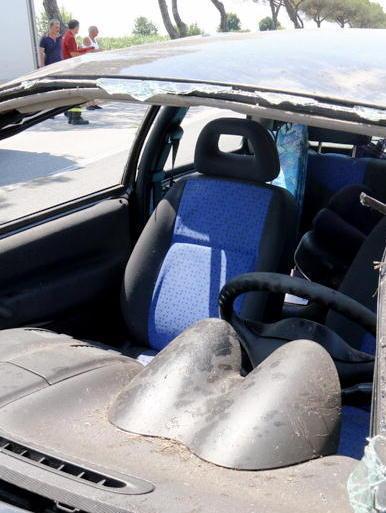 In auto contro un camion, un ferito Un testimone: «Poteva andare peggio» 