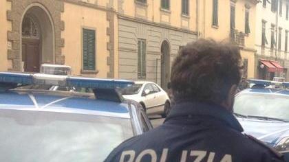 Le svuotano la cassaforte sotto gli occhi