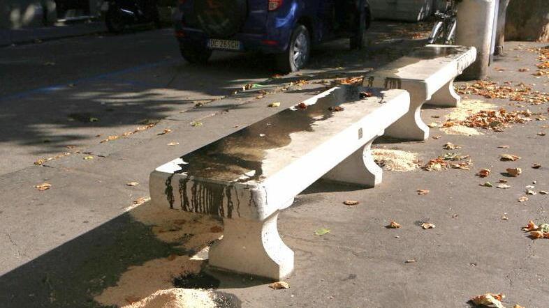 Olio sulle panchine di piazza XX