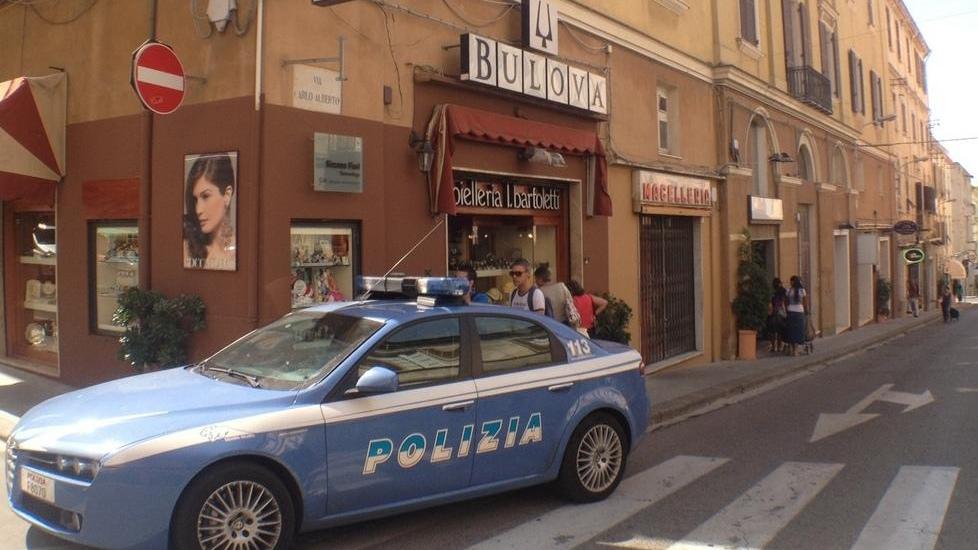 La strana rapina, poi i furti e l’attentato