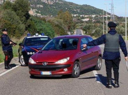 Forza il posto di blocco, giovane in manette 