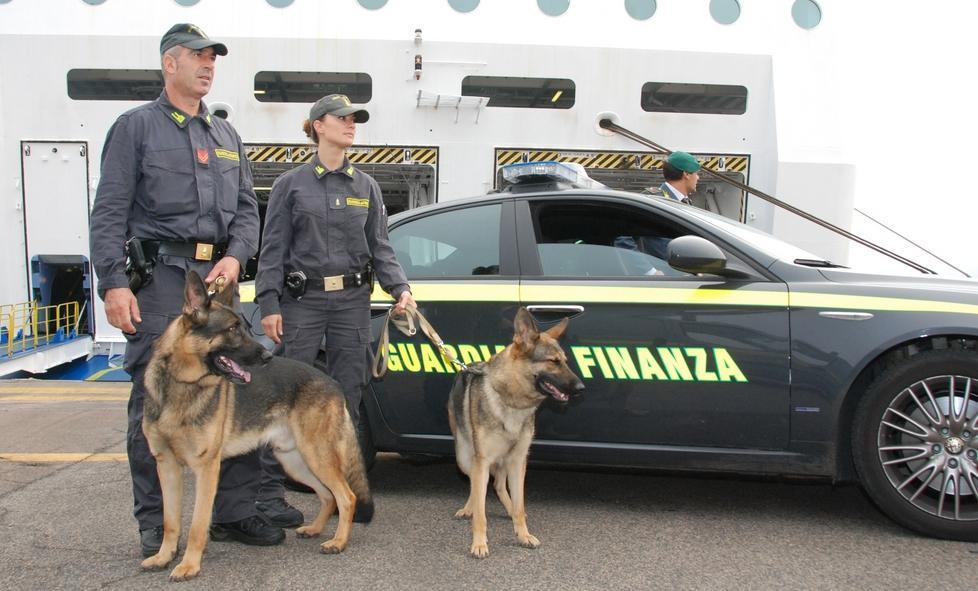 Avevano un etto di hascisc: arrestati i corrieri pendolari