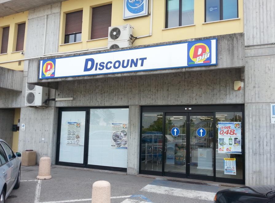 Sfondano la vetrata, ma il furto fallisce 