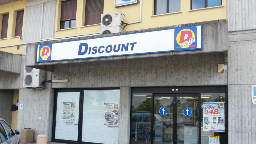 Sfondano la vetrata, ma il furto fallisce