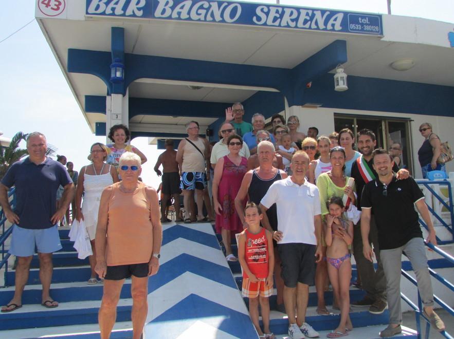 Il sindaco tra i lettini per ringraziare i turisti 