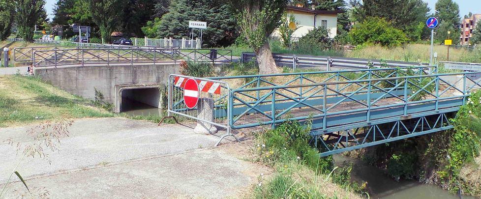 Chiuso il ponte salvabici: «Troppi 2 mesi per il ripristino»