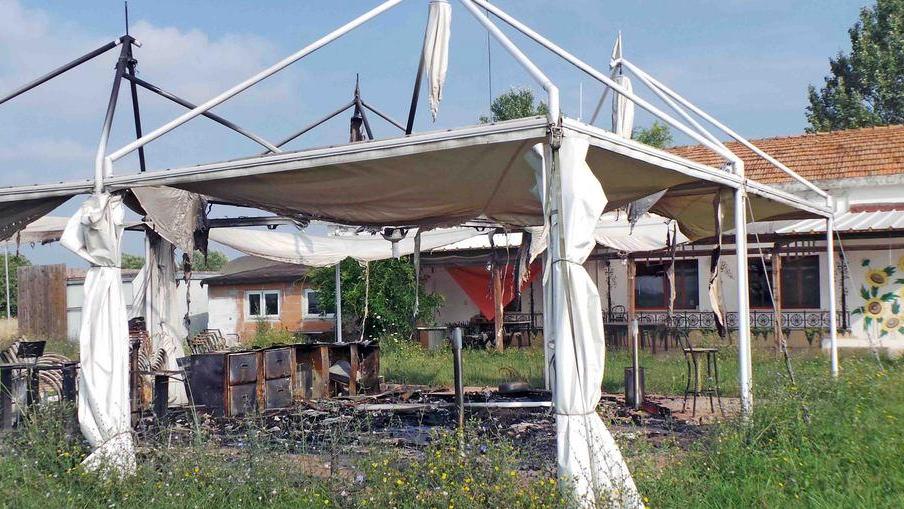 Fiamme dolose nella notte al ristorante ‘Volo a vela’
