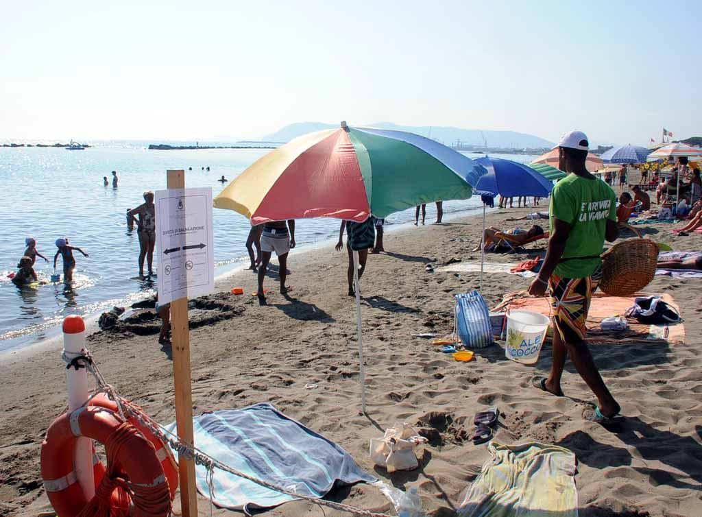 Un cartello di divieto di balneazione alla Partaccia