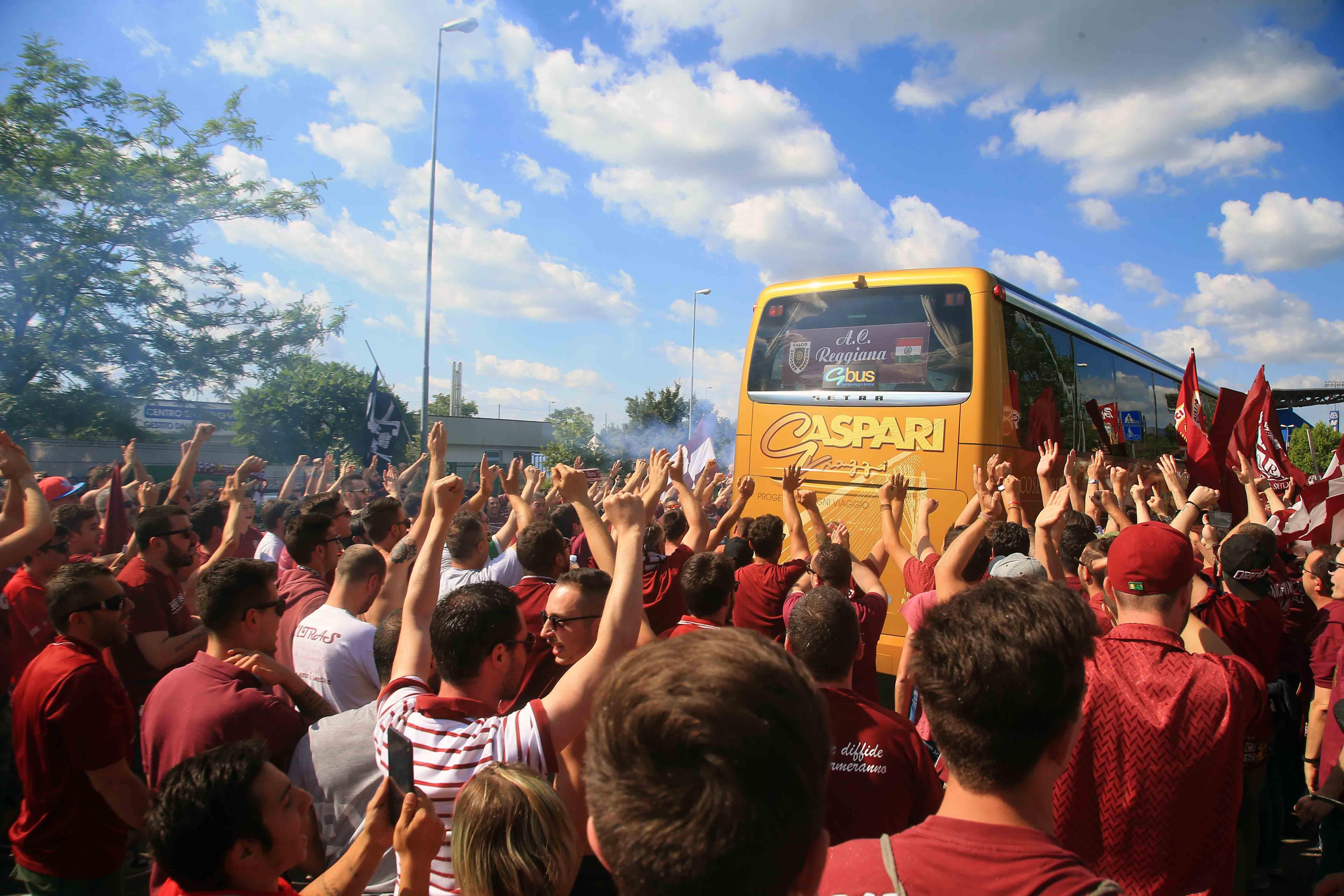 Reggiana, i tifosi del Vandelli salutano la squadra