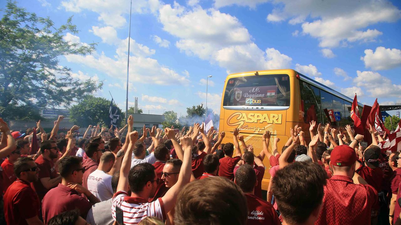 Reggiana, i tifosi del Vandelli salutano la squadra