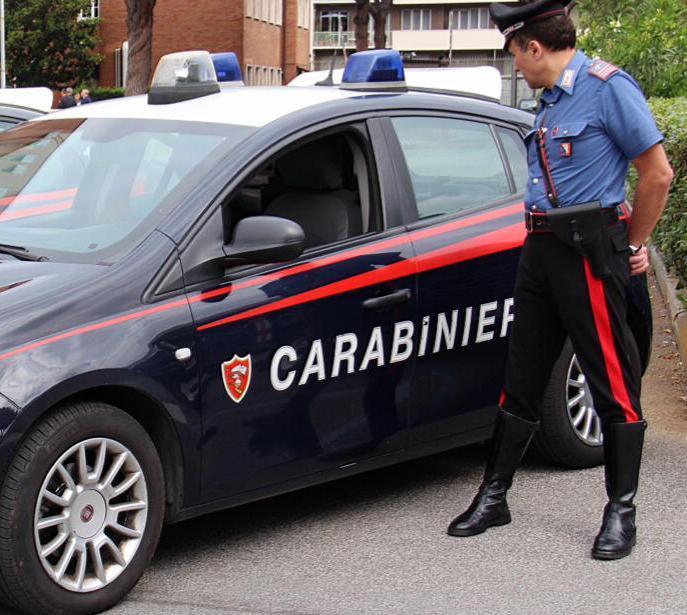 Droga, giovane arrestato dai carabinieri in via Rosa del Tirreno