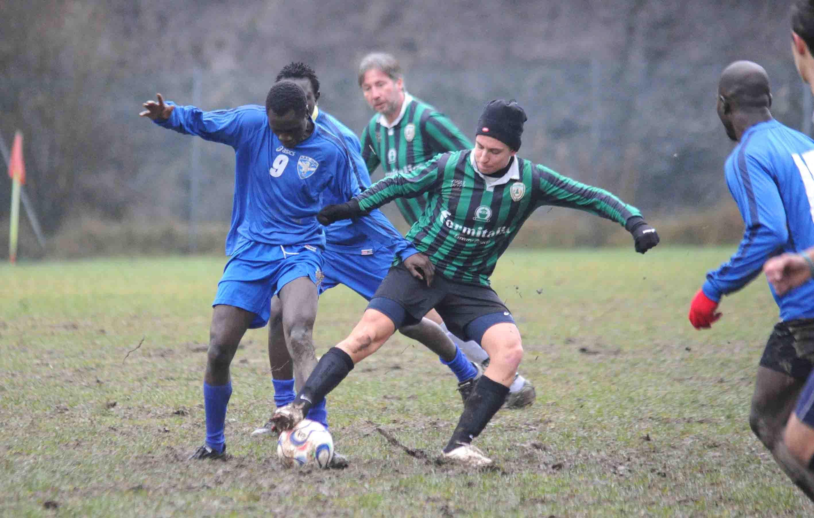 A Le Piastre torna il calcio ad unire residenti e profughi