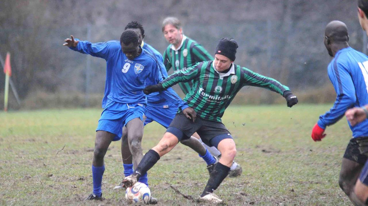 A Le Piastre torna il calcio ad unire residenti e profughi