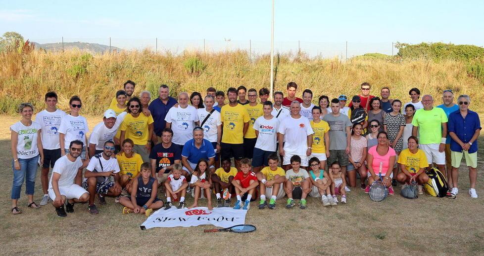 La foto ricordo che conclude ogni edizione della 24 ore di tennis dello Sporting Club (foto Nucci)