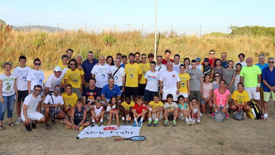 La foto ricordo che conclude ogni edizione della 24 ore di tennis dello Sporting Club (foto Nucci)