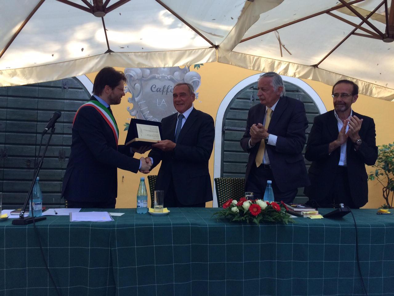 La consegna della targa a Pietro Grasso (foto Falorni)