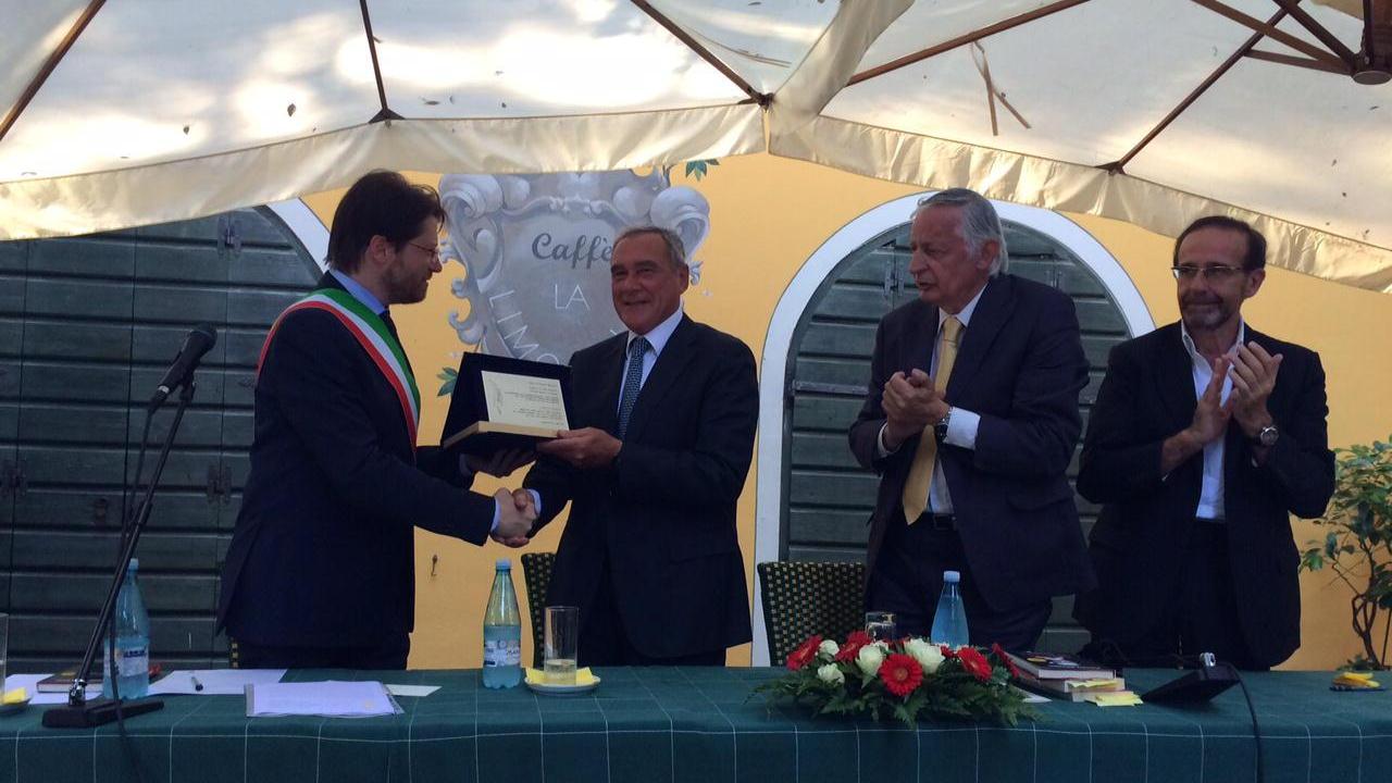 La consegna della targa a Pietro Grasso (foto Falorni)
