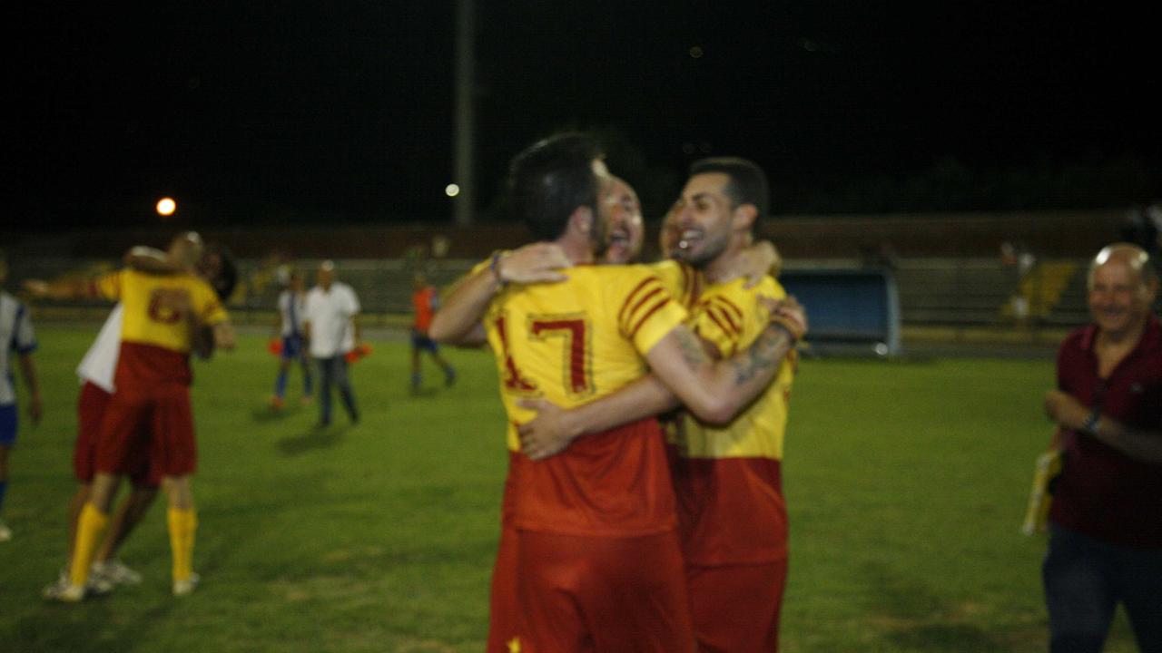 L'abbraccio fra i giocatori del Leon d'oro a fine gara