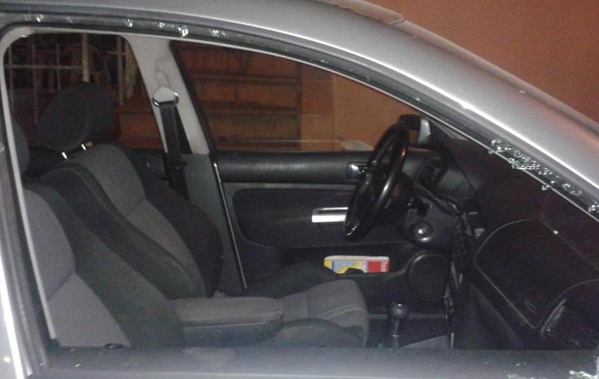 Bottigliata contro un’auto di passaggio 