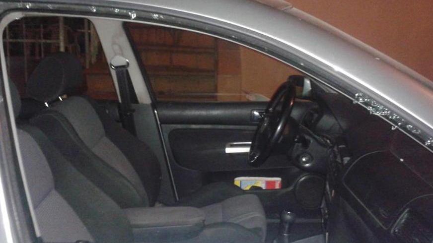 Bottigliata contro un’auto di passaggio
