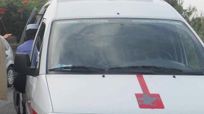 Causa incidente e fugge, denunciato