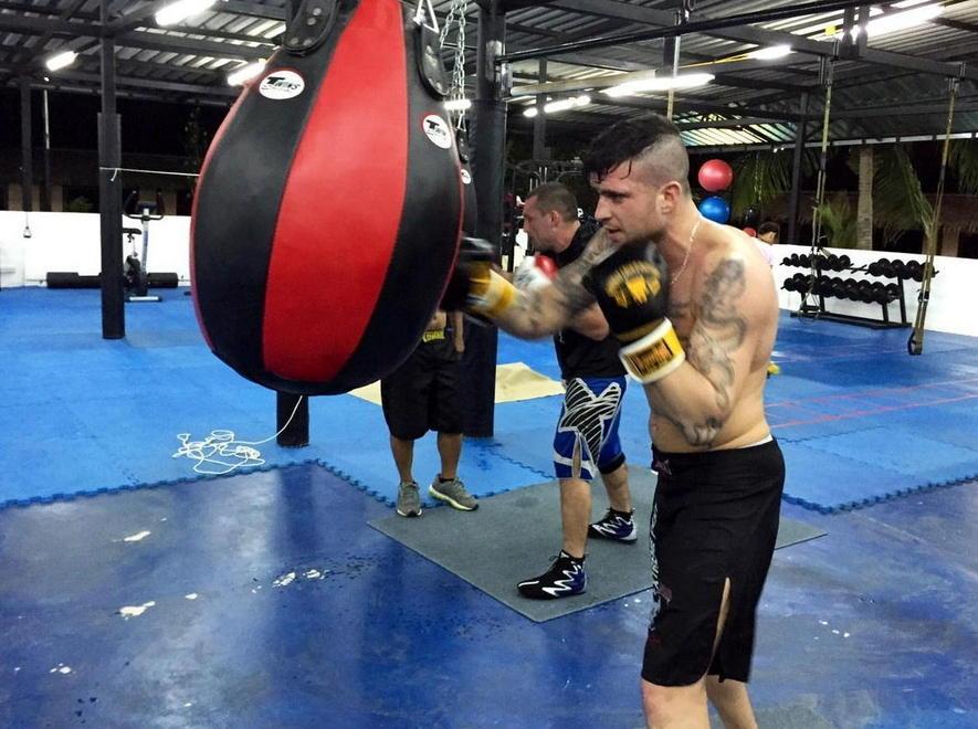 Thai boxe: Redi si allena davanti al pubblico 