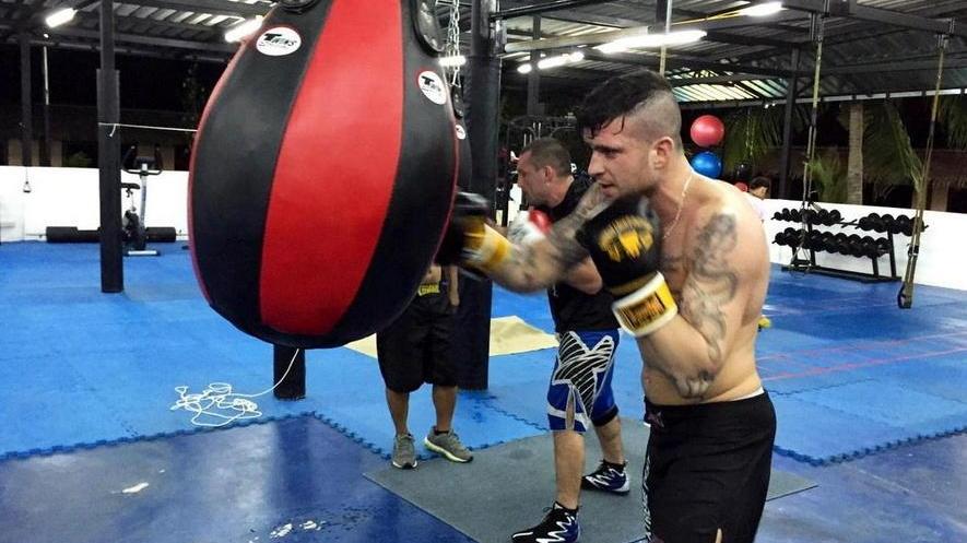 Thai boxe: Redi si allena davanti al pubblico