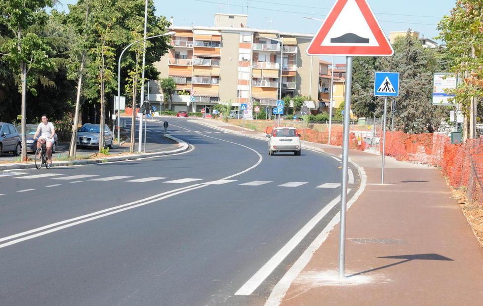 Via gli scivoli non a norma sul viale Europa 