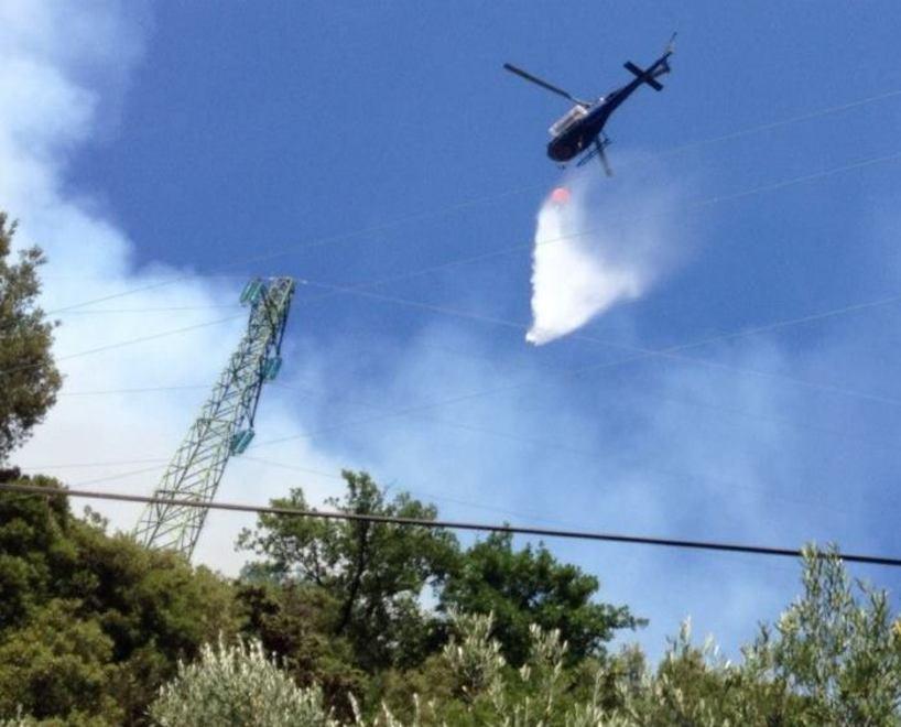 A fuoco il bosco sopra Vinchiana