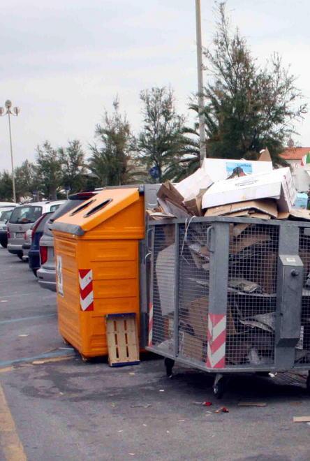 Rifiuti abbandonati in strada fuori orario: undici multe