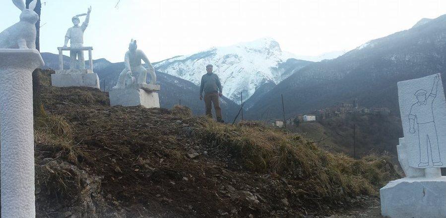 Le statue dei Marò nel parco sulle sponde del lago di Vagli 
