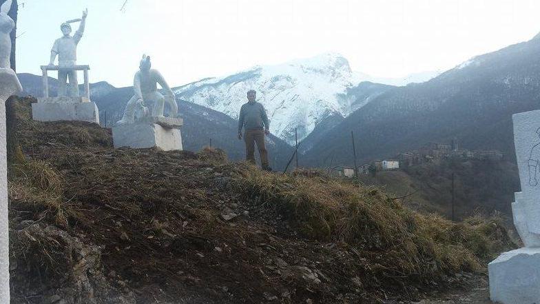 Le statue dei Marò nel parco sulle sponde del lago di Vagli