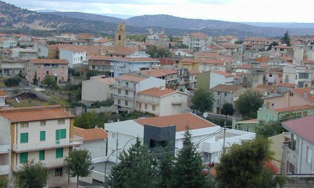 Una molotov lanciata sull’auto di un bidello del paese