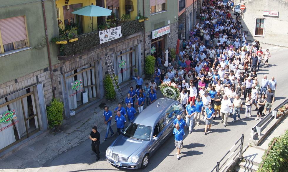 Commozione ai funerali di Alberto Addis