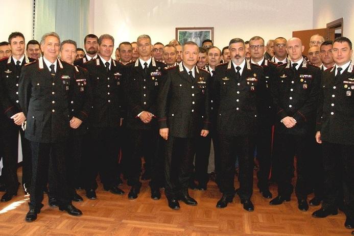 Il generale dell’Arma omaggia i carabinieri